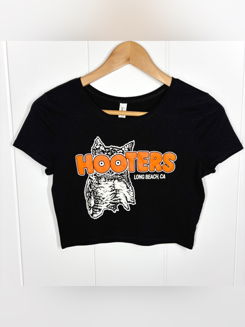 Hooters Long Beach, CA Cropped Jersey T-Shirt Size XS/S Black Short Sleeve